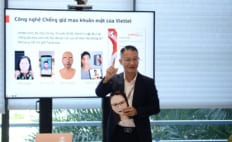 Nhà báo đeo mặt nạ kiểm nghiệm công nghệ sinh trắc học của Viettel